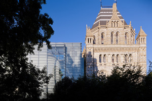  Links im Bild der neue gläserne Anbau, rechts das altehrwürdige Museum 