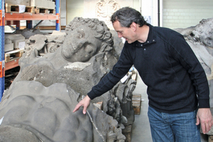  Bertold Just, Leiter der Schlossbauhütte, zwischen den in der Schlossbauhütte eingelagerten Resten des barocken Figuren- und Fassadenschmucks 