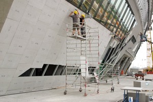  Die Fassadenkonstruktion der Allianz-Arena in München besteht aus über 15 000 m2 zementgebundener Bau­platten 