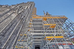  Das Peri UP Gerüst schmiegt sich für die umfangreichen Sanierungsarbeiten bis auf 71 m Höhe an den Turm des Ulmer Münster 