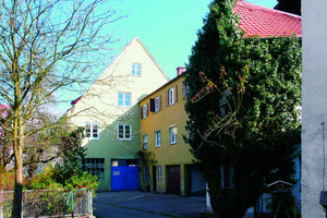  Bilder oben: Die leerstehende Schlosserei vor dem Umbau. Das angrenzende Wohnhaus wurde zugunsten einer Garage abgerissen, auf der sich heute eine großzügige Dachterrasse mit Laube befindet 