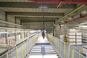  Auf langen Bändern werden die rohen Platten durch die Produktionshalle transportiert, bevor sie auf Maß geschnitten werden Fotos: Thomas Wieckhorst 