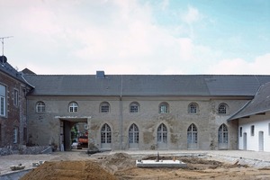  Blick auf den restaurierten Südflügel mit Tordurchfahrt. Rechts schließt sich der eingeschossige Westflügel an 