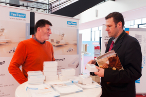  Bernd Schmidtke von der Firma Knauf Perlite erklärt am Stand die Funktionsweise der TecTem Inndendämmung 