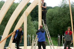  Montage der gebogenen Holzleimbinder im Dachgeschoss 