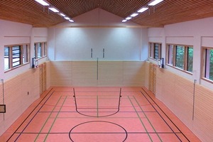  Blick von der Empore in die umgebaute Halle: ein mit Linoleum belegter Schwingboden und die Prallwände auf der Innenseite der Außenwände unterstützen die sportlichen Übungen der Schüler 