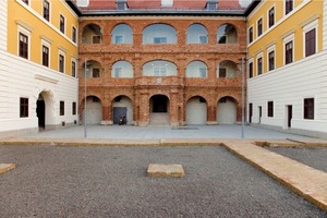  Der Innenhof des Schlosses mit der in­standgesetzten „Römischen Fassade“ 