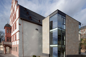  Das Hilchenhaus wird nun durch einen dreigeschossigen Anbau mit Toiletten ergänzt, in dem auch ein Treppenhaus und ein Aufzug Platz fanden (Ostseite) 