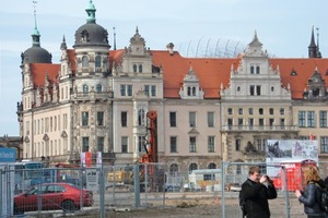  Die neue Kuppel über dem kleinen Hof des Dresdener Residenzschlosses ist von der Straße aus kaum sichtbar und nur aus der Ferne zu sehen 