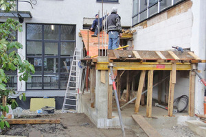  Rechts: Schalungsarbeiten für die neue Treppe Fotos: Architektur und Brandschutzbüro Wald 