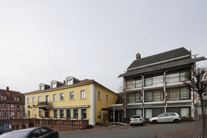  Das Hotel „Prinz Carl“ mit einem Anbau von Stararchitekt Egon Eiermann, Erfinder des bekannten Designer-Tisches und Erbauer der neuen Kaiser-Wilhelm-Gedächtniskirche in Berlin (vulgo: Puderdose und Lippenstift) 