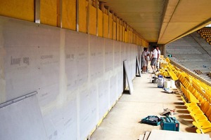  Im Tivoli-Stadion in Aachen wurde der Abschluss der VIP-Tribüne zu den Sitzplätzen hin aus zementgebunden Bauplatten montiert<br /> 