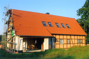  Die Gefache mauerten die Handwerker mit Ziegeln aus. In dem aus Kalksandstein errichteten Kopfbau ließen die Maurer eine große Wandöffnung, in die später die Glas-Faltwand eingebaut wurde 