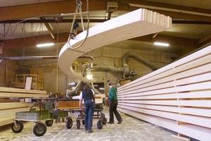  Verleimstraße zur Herstellung von geformtem Brettschichtholz (BSH). Auf dem Montagebett werden die Hölzer mit Spezialzwingen nach dem Leimauftrag in Form gebracht ... 
