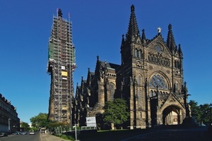  Die St. Petrikirche zu Leipzig mit eingerüstetem Turm 