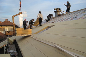  Aufsparrendämmung mit Holzfaserplatten. Wichtig ist, dass die Platten im Verband, Stoß an Stoß lückenfrei verlegt werden Foto: Gutex 