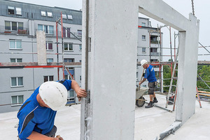  Die vorgefertigten Wandelemente wurden mit dem Kran aufgestellt, ihre Schwerlastanker untereinander verschraubt und anschließen mit Beton vergossen Fotos: Andreas FranzXaver Süß / Howoge 