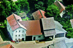  Luftaufnahme der alten Hofanlage: Das attraktive Grundstück am Rande des  Ortskerns war im Laufe der Jahre komplett mit Scheunen zugebaut worden 