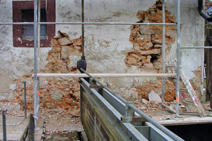  Rechts: Hier wird nur das vordere, 12 cm dicke, alte Steinmaterial herausgenommen und durch neue Steinplatten ersetzt  