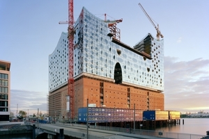  Zunächst gingen die Bauarbeiten an der Hamburger Elbphilharmonie zügig voran: Nordostansicht im September 2011 