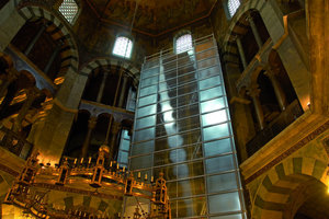  Oben links: Technisch anspruchsvolle und zugleich ästhetische Einhausung während der Innensanierungsarbeiten im Dom zu Aachen 