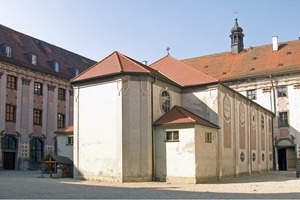  Die Kirche im Innenhof vor Beginn der Anbauarbeiten 