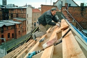  Auf die Kiefernsparren nagelten die Handwerker die Unterkonstruktion für das Unterdach (links), auf der sie die neue Dachziegeldeckung aus Hohlpfannen verlegten<br /> 