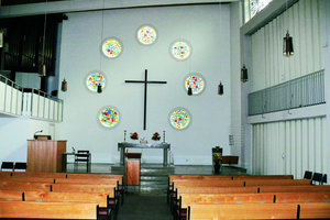  Aus dem Gebäude der Paul-Gerhard-Kirche in Bielefeld wurde Ende September eine Synagoge: Anstelle des Altars befindet sich nun ein von der Tischlerei Hemkentokrax gebauter Toraschrein. Die sieben runden Fenster füllte der Künstler Matthias Hauke mit  neuen Gläsern, die von rechts nach links die Genesis zeigen 