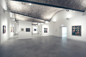  Im zweiten Obergeschoss hängen die Kunstwerke an schlichten, weißen Wänden unter einer aus Ziegeln gemauerten Gewölbedecke
 