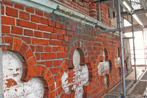  Zustand vor der Sanierung: beschädigte Ziegel müssen ausgetauscht und Fugen erneuert werden Foto: Ev.-Luth. Kirchenkreis Lübeck-Lauenburg 