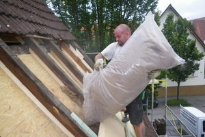  Einfüllen von Neptutherm aus dem Sack als Steildachdämmung 