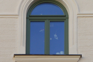  Nachher: Die Fenster wurden entsprechend eines vorhandenen Originals nachgebaut und im Zuge der Fassadensanierung fachgerecht erneuert Fotos: Kneer-Südfenster 