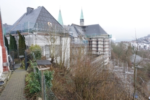  Nicht nur der Ostflügel sondern auch die Bibliothek und die Kirche (im Bildhintergrund) sind komplett eingerüstet 