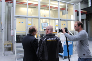  Produktmanager Stefan Korkus zeigt bauhandwerk-Redakteur Thomas Schwarzmann die Zargenproduktion. Rechts im Bild: Kameramann Nicolai Stein 