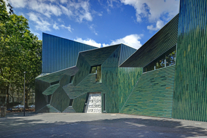  Der Baukörper der Neuen Synagoge in Mainz wird durch eine stark mäandrierende Silhouette geformt, die in abstrakter Art die fünf Buchstaben des hebräischen Wortes „Keduschah“ (Heiligkeit) nachzeichnet 