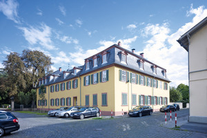  Dank einer Innendämmung aus Holzfaserplatten konnte die namensgebende Barockfassade des „Gel-ben Hauses“ von Schloss Rumpenheim erhalten bleibenFotos: Homatherm / Chris Kister und Michael Janocha 