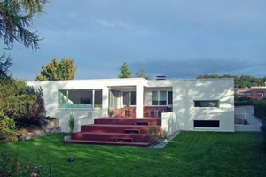  Die Sanierung verwandelt den Bungalow in Bielefeld mit vergleichsweise einfachen Mitteln energetisch und gestalterisch gekonnt in ein modern schlichtes EinfamilienhausFotos: Axel Zumbansen 