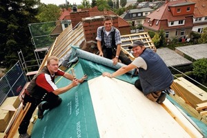  Vor der Dämmung verlegten die Handwerker die Rockfol DA als Dampfbremse und luftdichte Abdichtung 