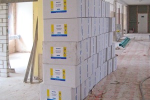  Zu handlichen Paketen verpackt wartet die Innendämmung TecTem Insulation Board Indoor auf der Baustelle im Rathaus von Saarlouis auf die Verarbeitung 