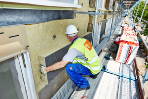  Auf die erste Dämmlage wurden 140 mm dicke, werkseitig mit einem schwarzen Vlies kaschierte „Fixrock 033 VS“ Dämmplatten montiert, die das spätere Fugenbild zwischen den Natursteinplatten dezent betonen 