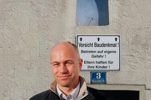  Thomas Wieckhorst, verantwortlicher Redakteur, vor einem abgesperrten Baudenkmal in DiedorfKontakt: 05241/801040, thomas.wieckhorst@bauverlag.de 