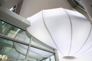 Über dem Eingang gliedert ein Lichtvolumen aus einer gespannten Membran wie eine riesige flache Laterne den Raum im Erd- und ersten Obergeschoss 