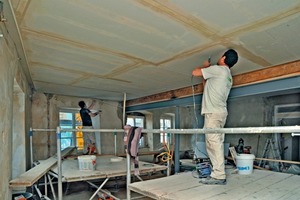  Die im großen Saal im ersten Obergeschoss unter der Decke montierten Gipskartonplatten sorgen für einen ausreichenden Brandschutz und eine ruhige DeckenoptikFotos: Jochen Hahne 