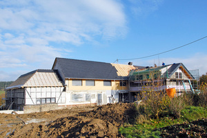  Beim Bauernhof in Kelberg wurde kräftig saniert. Auch die Dächer wurden neu gedeckt 
