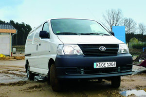  Mit seinem permanenten Allradantrieb bahnt sich der Toyota Hiace auch auf unwegsamen Baustellen seinen Weg. Mit langem Radstand bietet er eine Laderaumlänge von 2780 mm und transportiert bis zu 1050 kg 