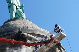  Mit dem Hubsteiger ging es bei den Reinigungsarbeiten am Hermannsdenkmal hoch hinaus 