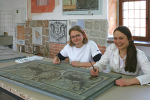  Claudia Mende und Cornelia Kay studieren am Berufskolleg Borken angewandte Baudenkmalpflege in der Fachschule für TechnikFoto: Akademie Schloss Raesfeld 