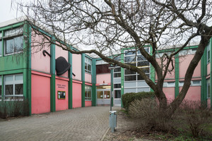  Die Charlie-Chaplin-Grundschule entstand 1972 als für die damalige Zeit typischer zweigeschossiger Stahlbeton-Fertigteilbau 