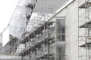  Blick vom Offenbachplatz auf den Eingangsbereich mit Foyer 