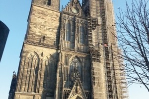  Westansicht des Doms mit eingerüstetem Südturm 2012 